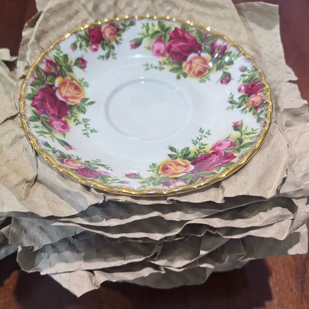 Royal Albert Floral Tea Set with Gold Trim - Picture 5 of 8